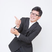 「面白い！」と指さして笑うビジネスマンの写真