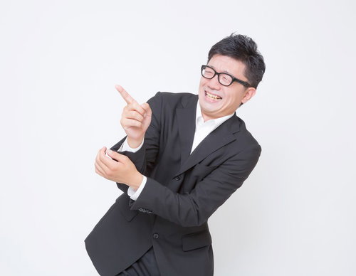 「面白い！」と指さして笑うビジネスマン