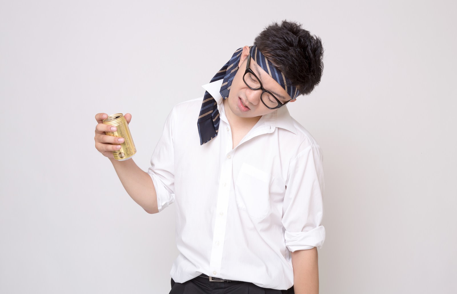 缶ビールを持って酔っぱらった会社員［モデル：OZPA］