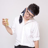 缶ビールを持った酔っぱらった会社員の写真