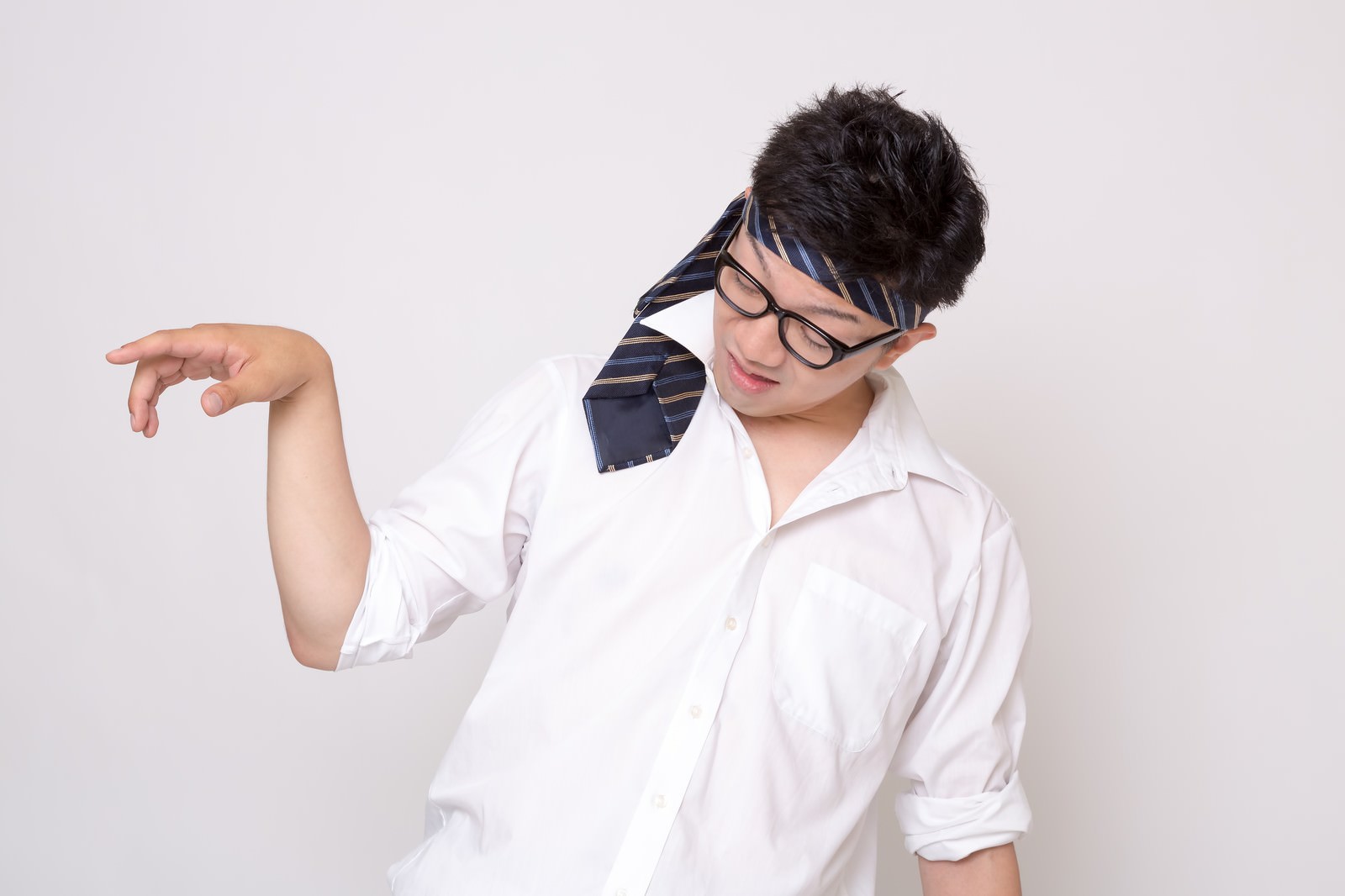 ネクタイを頭に巻いて腕を上げる酔っ払いサラリーマン［モデル：OZPA］