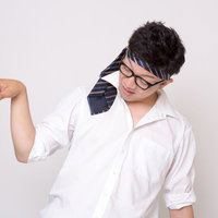 ネクタイを頭に巻いた酔っ払いサラリーマンの写真