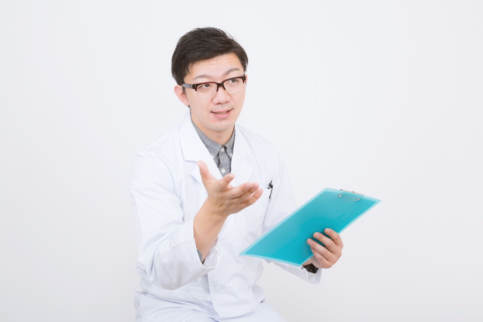 白い上着と眼鏡の男性が青緑色のバインダーを持ち片手を上げている［モデル：OZPA］