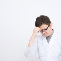 困ってしまった先生（医者）の写真