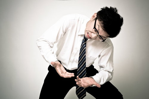 「なんじゃこりゃ」と絶叫するサラリーマン