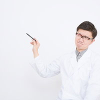 「ここを改善したい」と険しい表情でカンファレンスする医師の写真