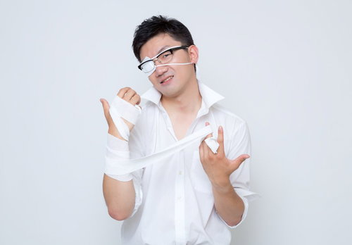 「さて、ここからが俺のターンだ・・・」黒龍が封印されし右腕の包帯を解く会社員