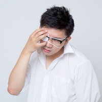 「俺に近づくなッ！！...これ以上、君を傷付ける訳にはいかないんだ...」己の力を制御できないビジネスマンの写真