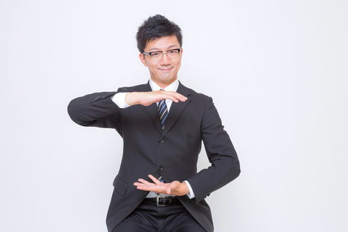 四角い空間を手で提案するビジネスマン