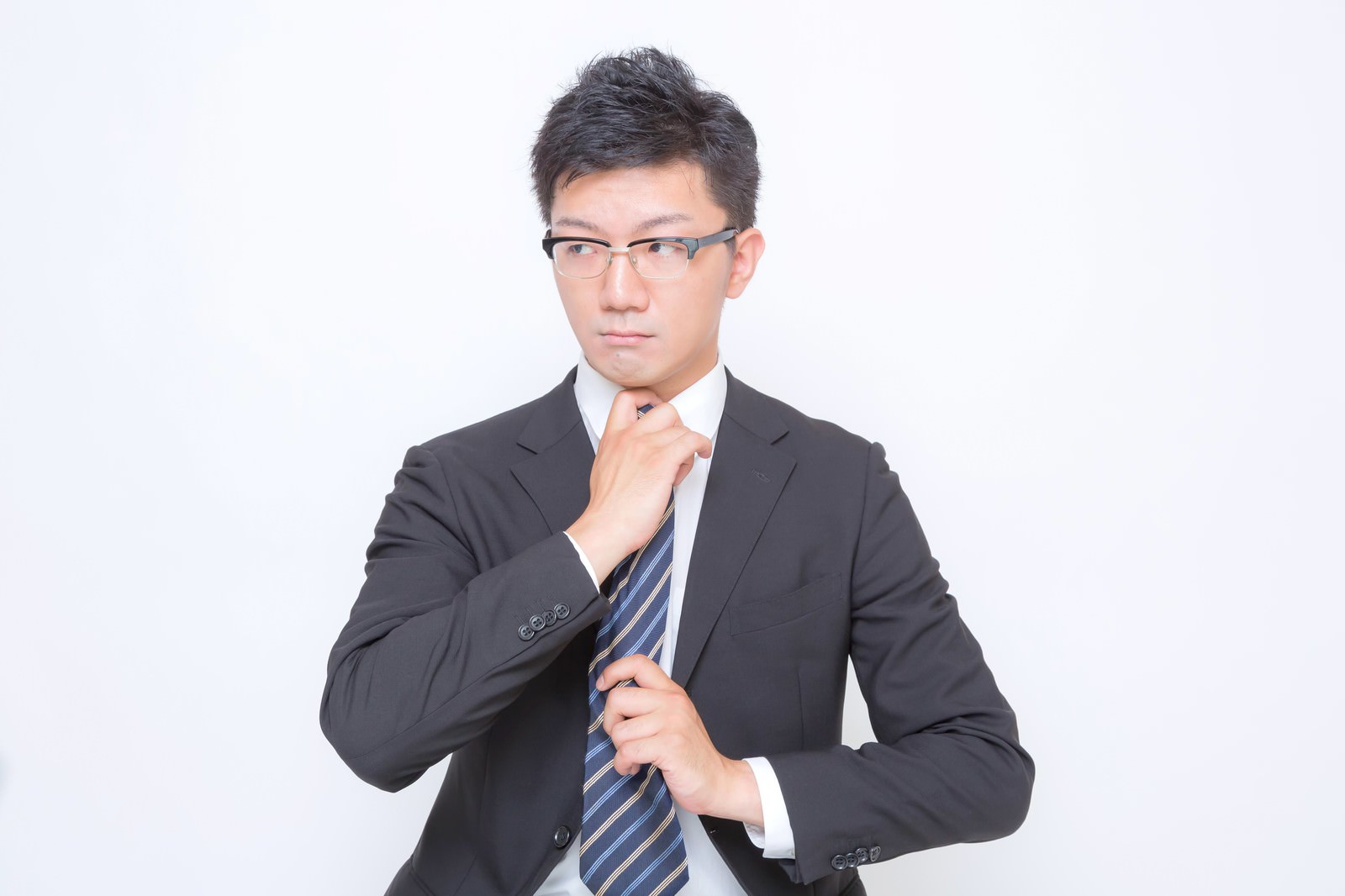 顎に手を当てて考える眼鏡のビジネスマン［モデル：OZPA］
