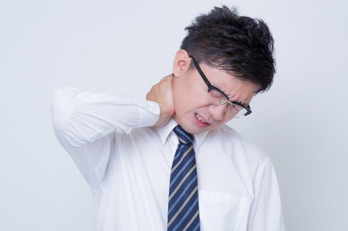 首を寝違えたビジネスマン