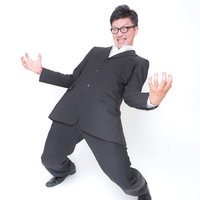 両手を突き出して人間をやめそうな男性の写真