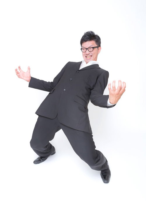 両手を突き出して人間をやめそうな男性