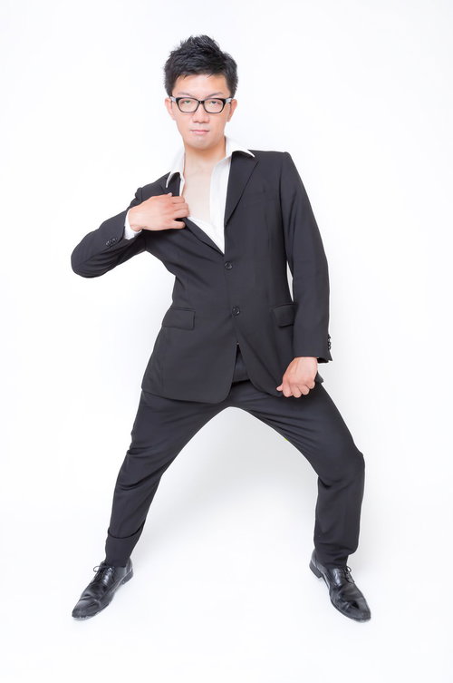 足を広げて胸元を開くビジネスマン