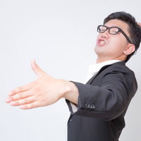 両腕を伸ばして究極生物に立ち向かう男性の写真