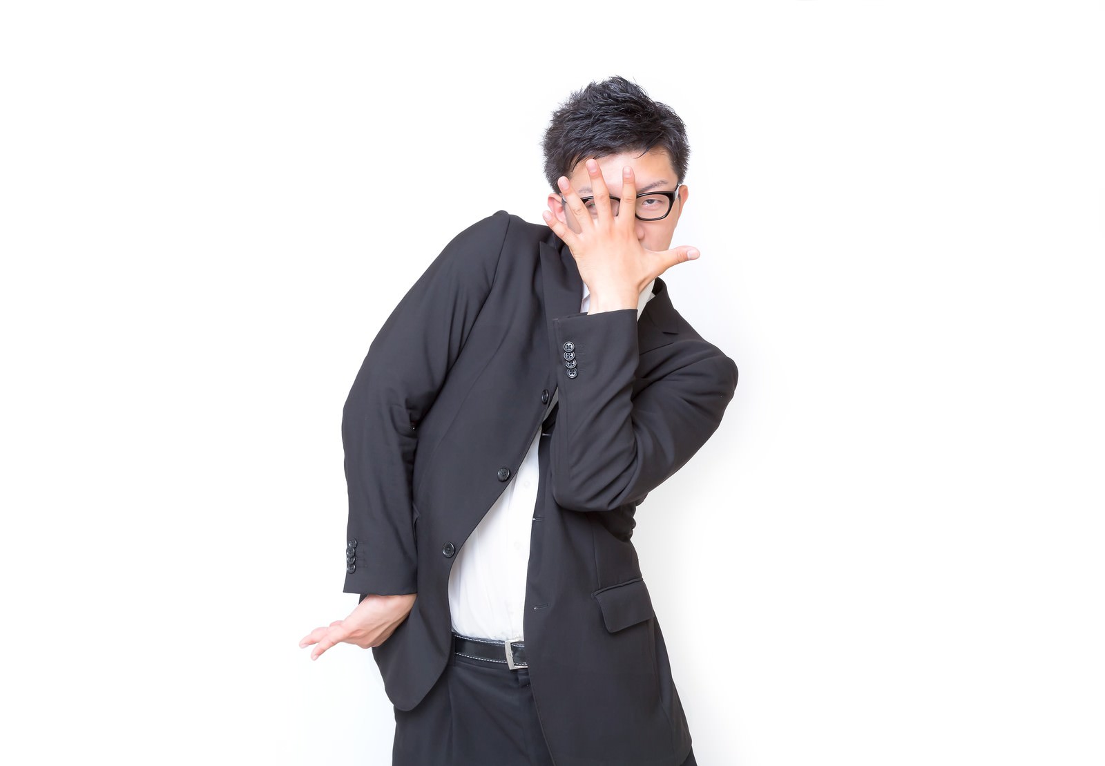 手を広げてクラッカーで遊ぶスーツの眼鏡の男性［モデル：OZPA］