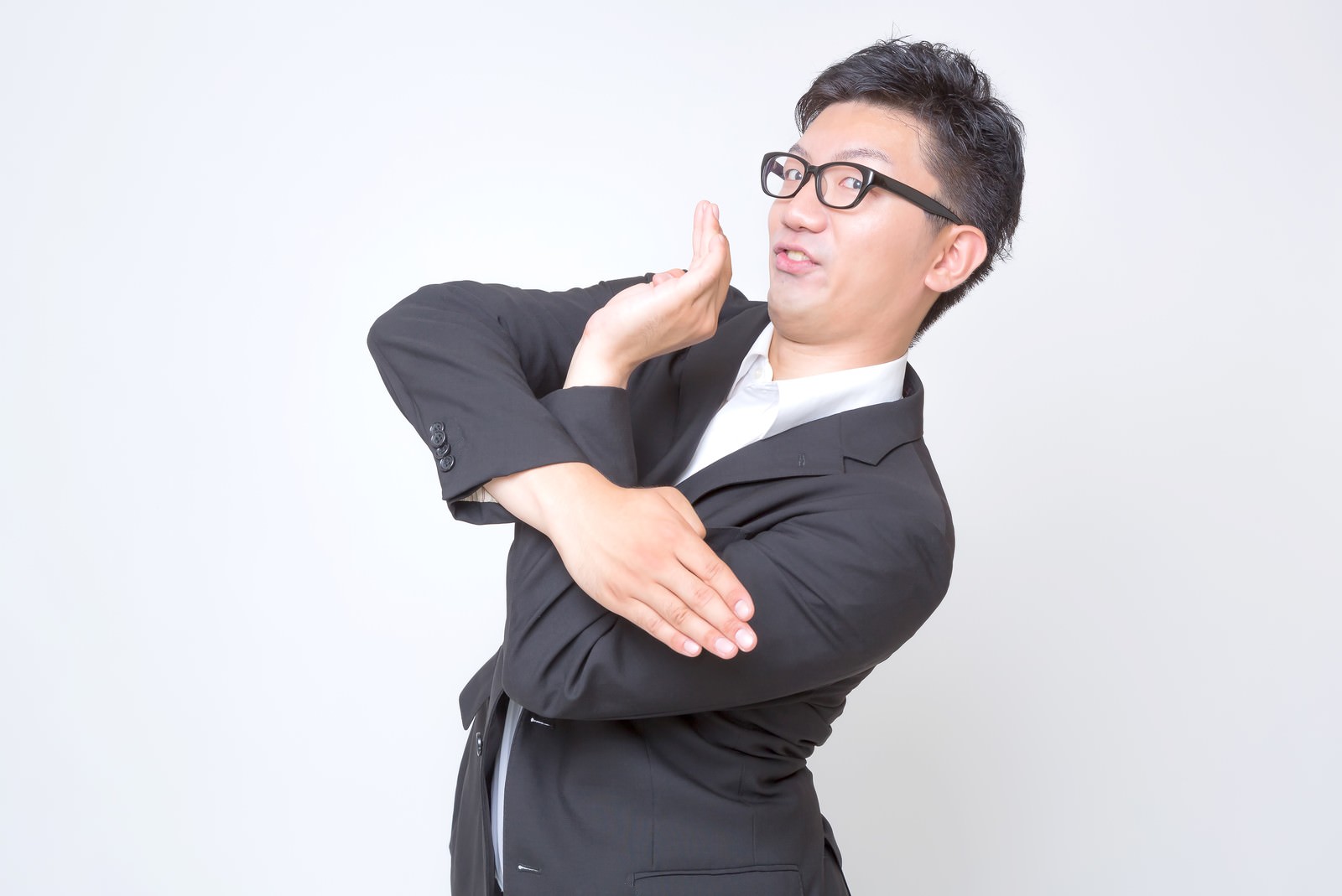右手を顔の横に上げて左上を見る眼鏡の男性［モデル：OZPA］