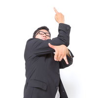 両手をクロスして指差すビジネスマンの写真