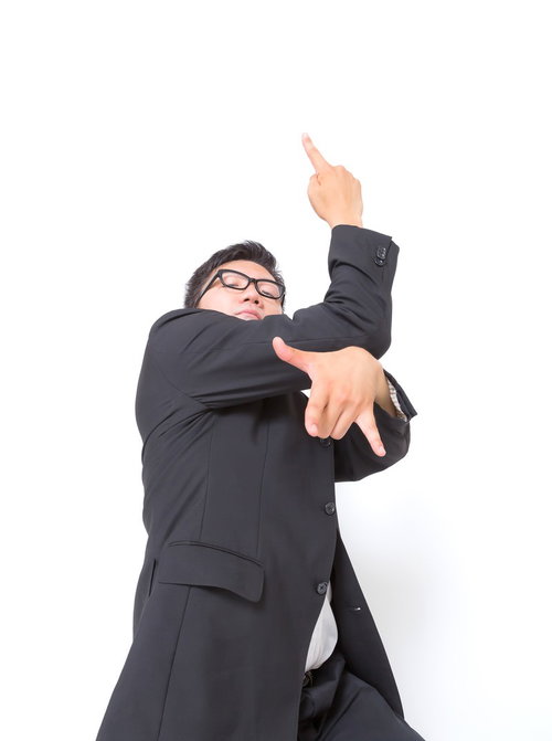 両手をクロスして指差すビジネスマン