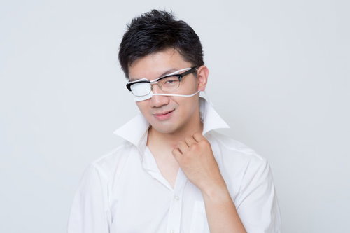 「フッ・・それがお前の100％か・・・」と余裕を見せる眼帯をした会社員