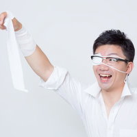 天光満る処に我は在り！叫びと共に忌まわしき呪帯を解き放ち、全てを無に帰すると喜ぶワイシャツ姿の男性会社員の写真