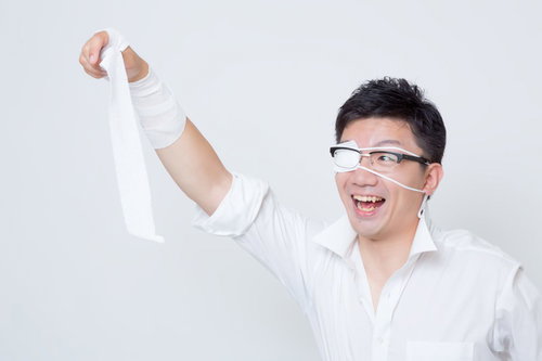 天光満る処に我は在り！叫びと共に忌まわしき呪帯を解き放ち、全てを無に帰すると喜ぶワイシャツ姿の男性会社員