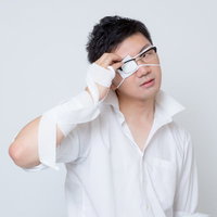 眼帯をつけた右目が疼き始める、「覚悟はいいか？久しぶりに...キレちまったよ...」の写真