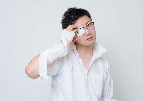 眼帯をつけた右目が疼き始める、「覚悟はいいか？久しぶりに...キレちまったよ...」