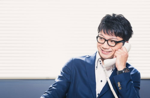 電話越しでも笑顔のトップセールスマン