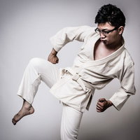 膝蹴りをきめる白帯の男性の写真