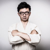 道着姿で気合を入れる男性の写真