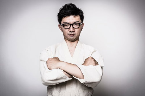 道着姿で気合を入れる男性