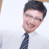 届いた商品にニンマリ笑うサラリーマンの写真