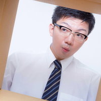 ダンボールの中身を覗き込むサラリーマンの写真