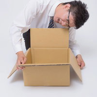 届いた商品が違って困惑するサラリーマンの写真