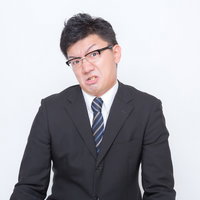 「激おこ」な表情のスーツ姿の男性の写真
