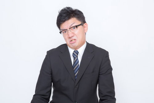 「激おこ」な表情のスーツ姿の男性