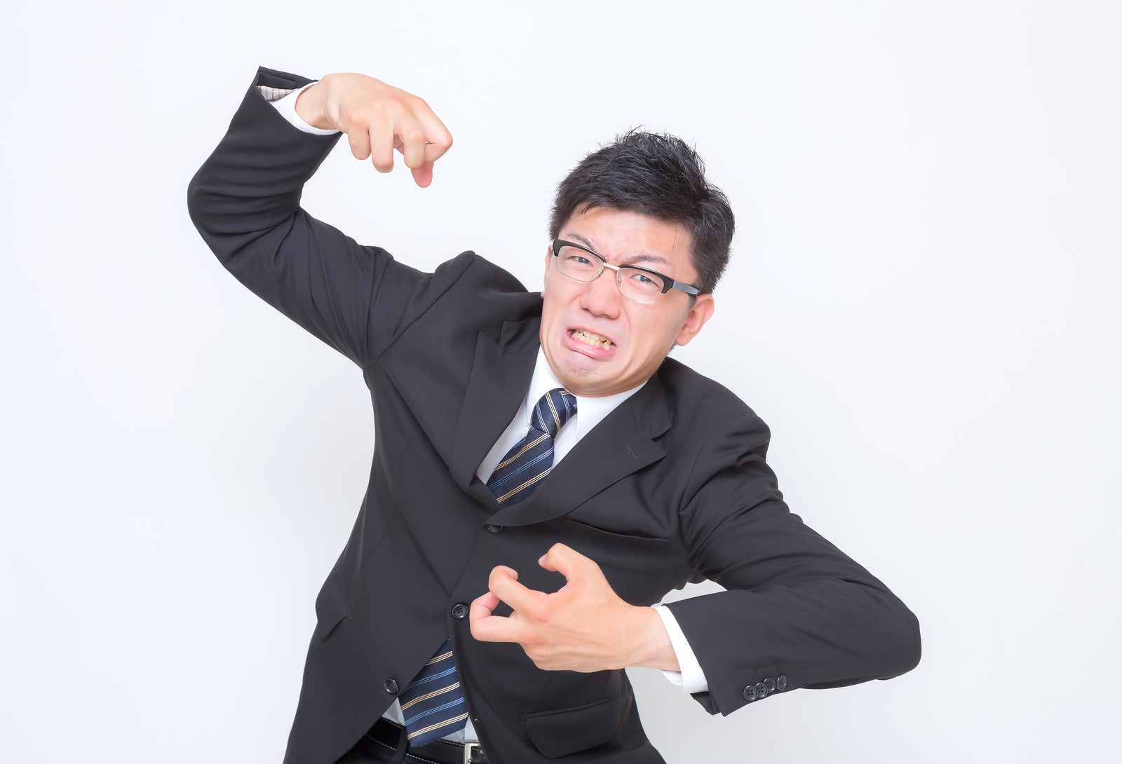 激おこぷんぷんで腕を上げるスーツの眼鏡の男性［モデル：OZPA］