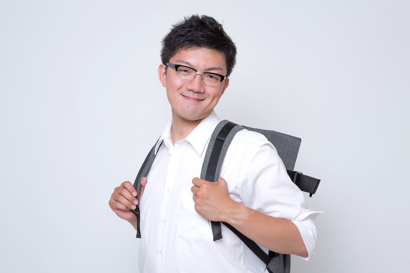 リュックを背負って途方に暮れる眼鏡の男性［モデル：OZPA］