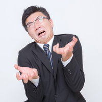 「ムカ着火ファイアー」で両手を突き出す男性の写真