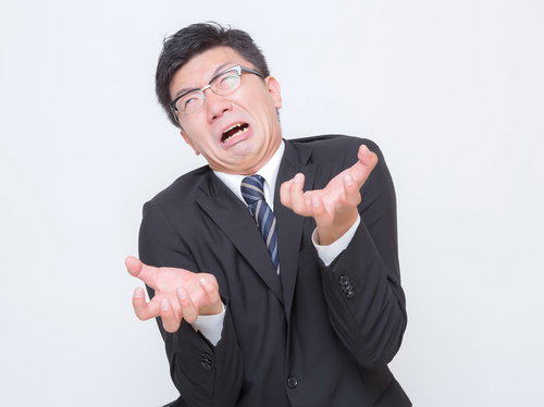 「ムカ着火ファイアー」で両手を突き出す男性