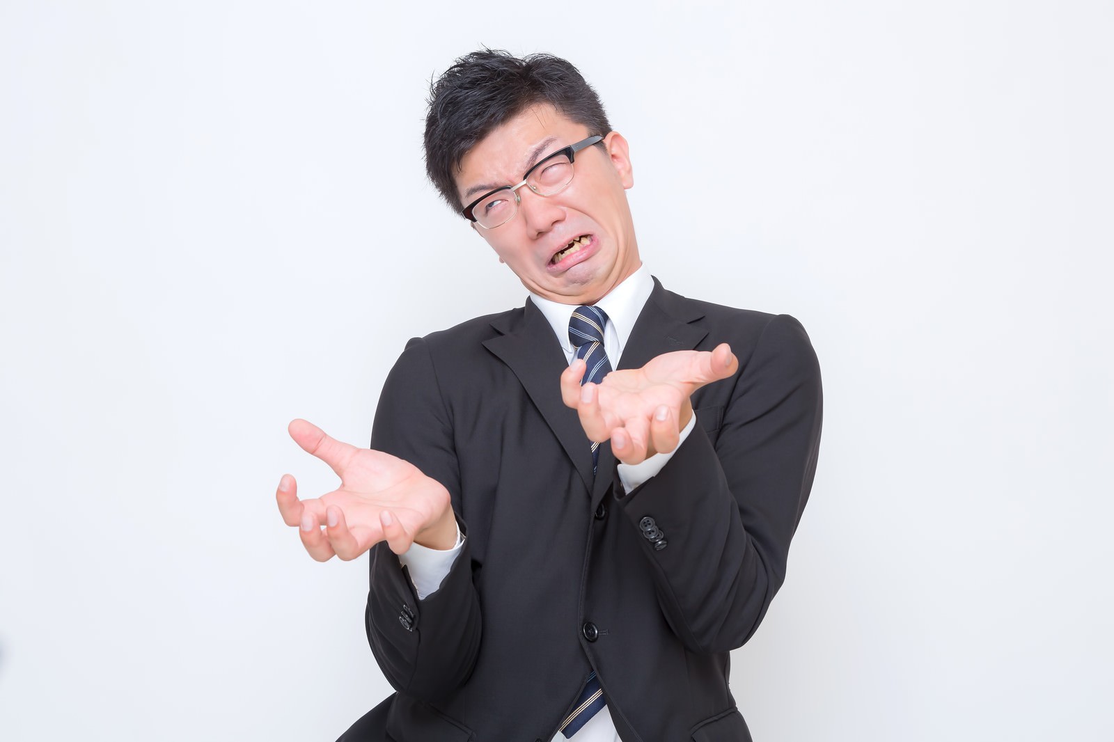両手のひらを広げて怒りを表現する眼鏡の男性［モデル：OZPA］