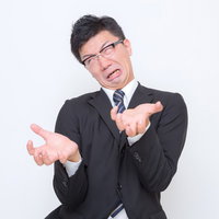 「カムチャッカインフェルノ」で両手を広げる男性の写真