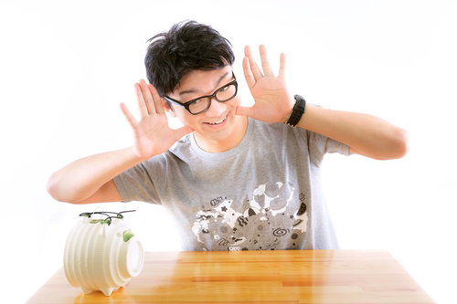 いないいないバァ～ をするTシャツ男子と何事にも動じない蚊取りブタ