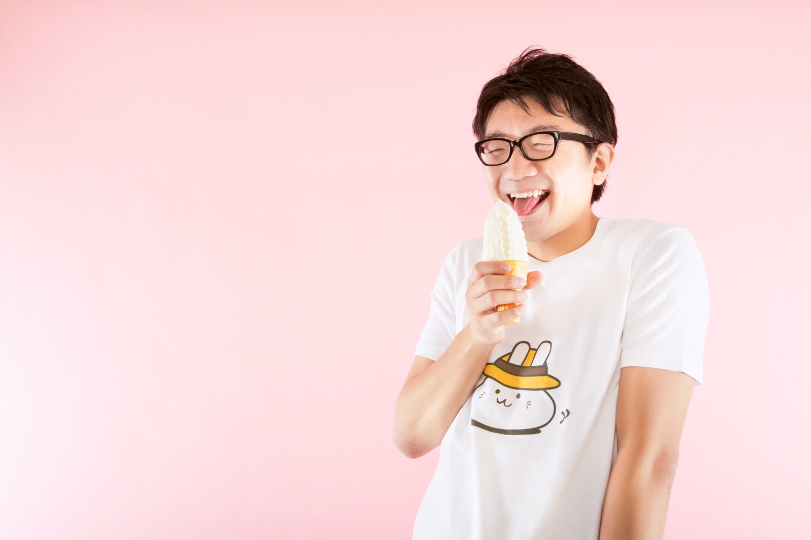 アイスクリームを持つ眼鏡のキャラクターTシャツ男性［モデル：OZPA］