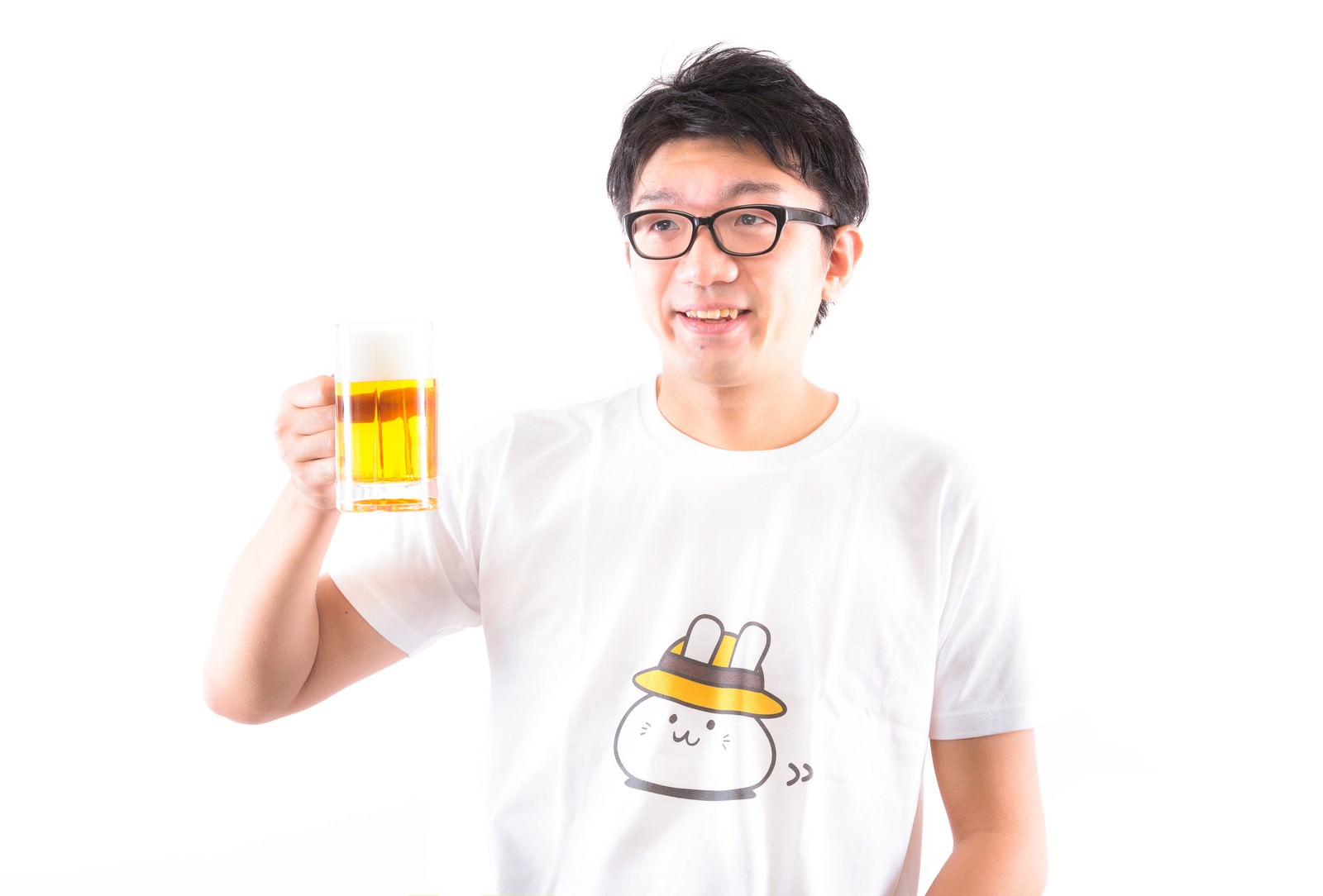 ビールのジョッキを掲げて笑う男性［モデル：OZPA］