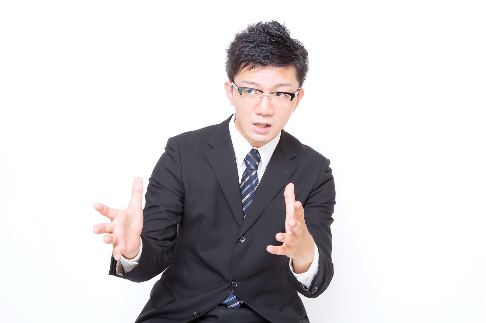 両手を広げて説明する眼鏡のサラリーマン［モデル：OZPA］