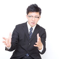 月25万PVの稼ぎ方を説明する男性の写真
