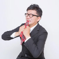 全力で悔しがりハンカチを噛むサラリーマンの写真