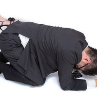 ヒールでorz土下座するサラリーマンの写真